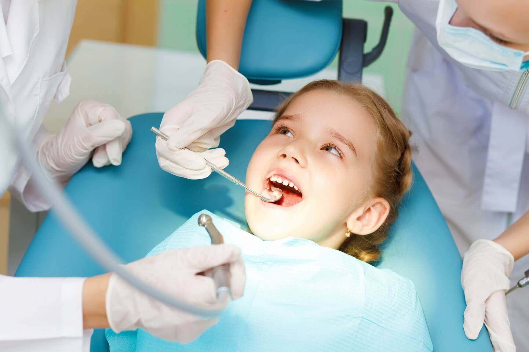 Little girl visiting dentist - Southdaviskids