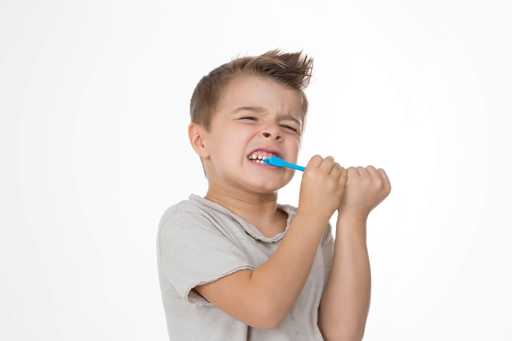 children brushing teeth